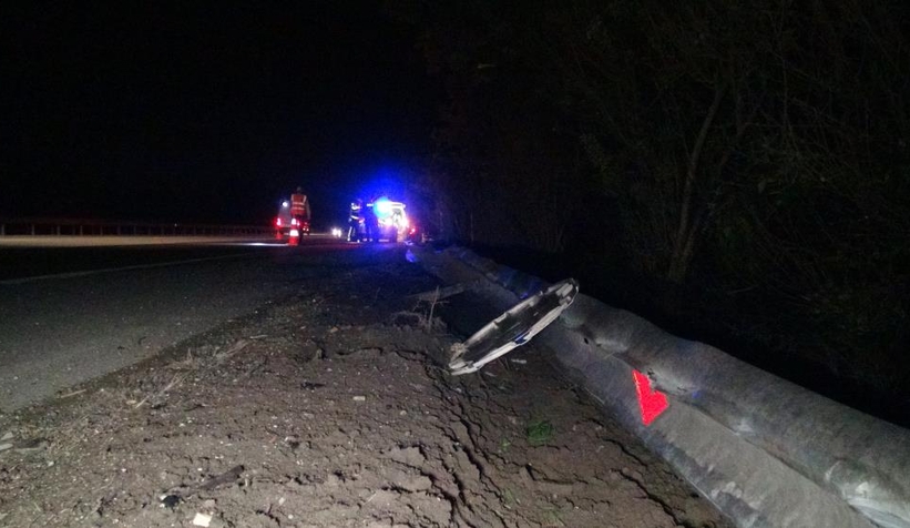 Yumurta dolu kamyon şarampole devrildi