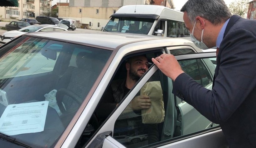 Yunus Tever iftarlık dağıttı