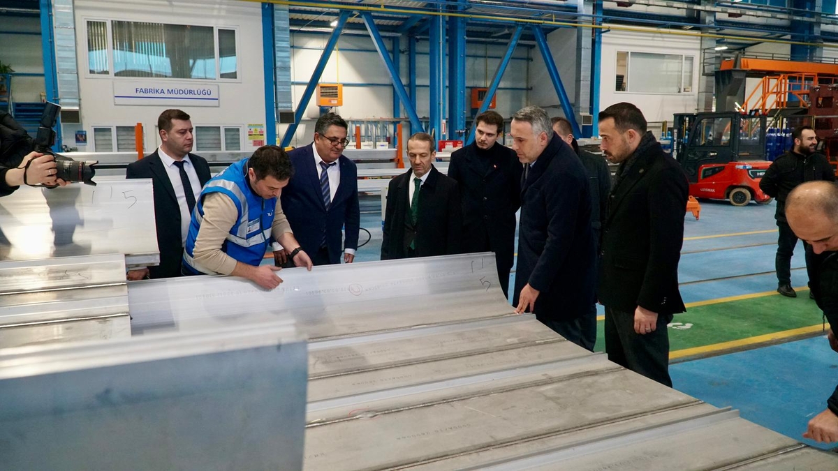 Yunus Tever Milli Hızlı Tren Fabrikası inşaat alanında inceleme yaptı