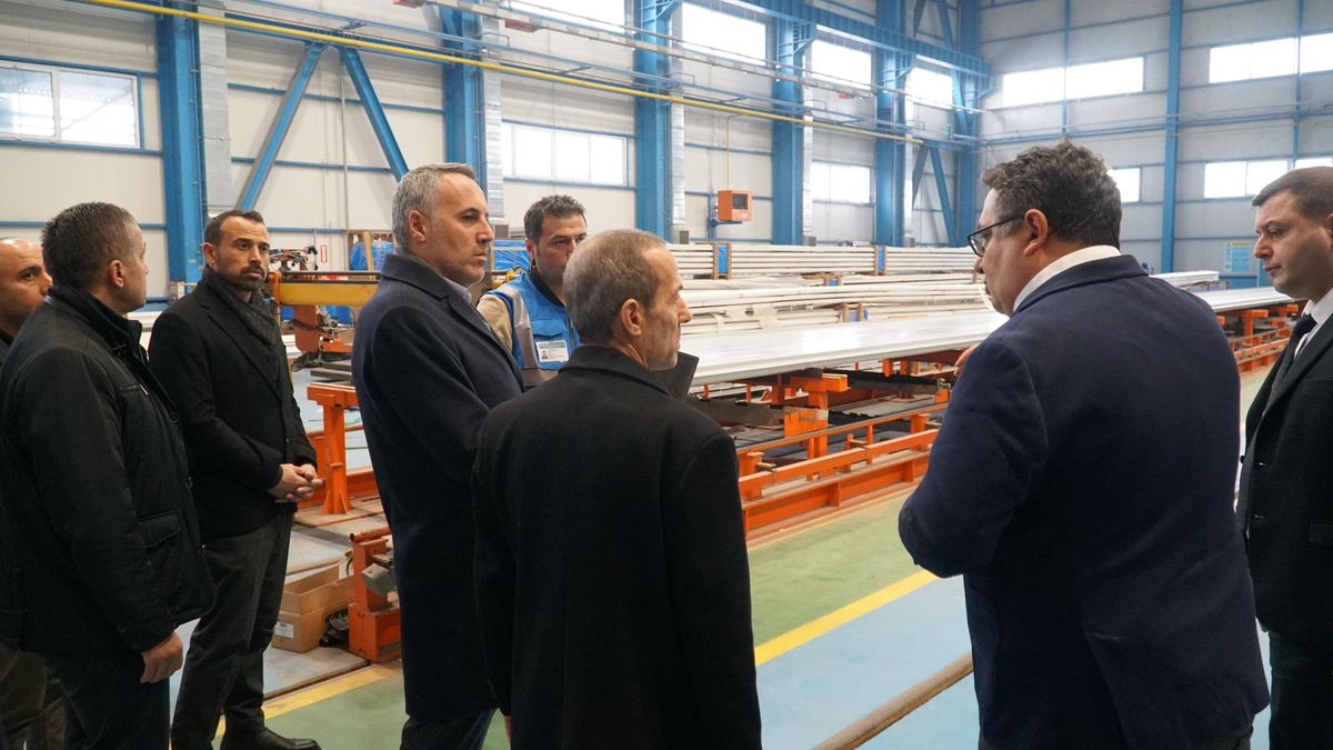 Yunus Tever Milli Hızlı Tren Fabrikası inşaat alanında inceleme yaptı