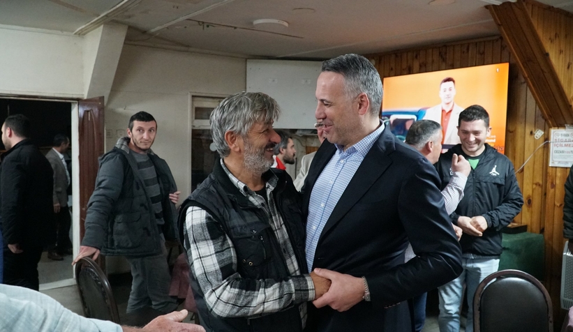 yunus-tever-vatandaslarla-iftar-sofralarinda-bir-araya-geldic3ner3fzzv