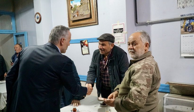 yunus-tever-vatandaslarla-iftar-sofralarinda-bir-araya-geldic3ner3fzzv