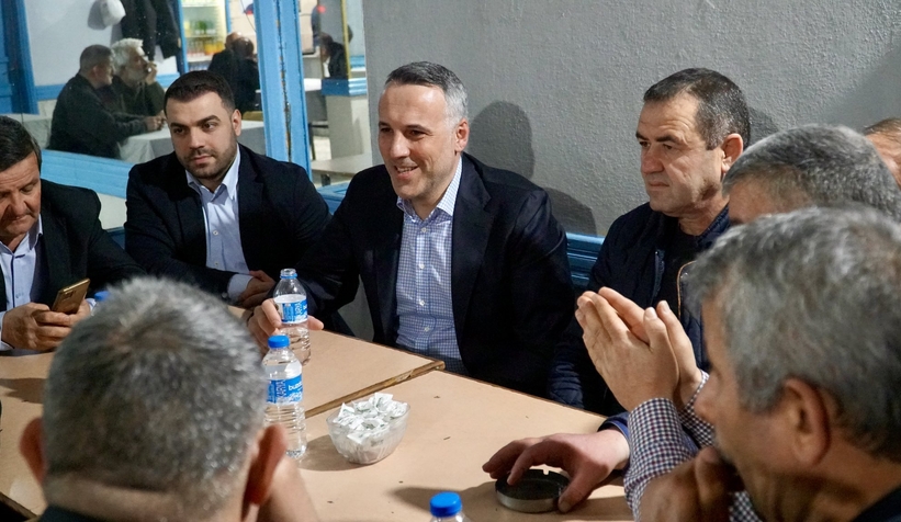 yunus-tever-vatandaslarla-iftar-sofralarinda-bir-araya-geldic3ner3fzzv