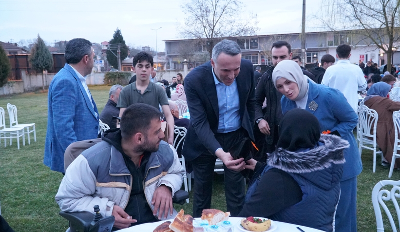 yunus-tever-vatandaslarla-iftar-sofralarinda-bir-araya-geldic3ner3fzzv