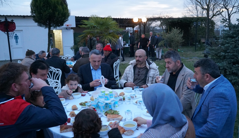 yunus-tever-vatandaslarla-iftar-sofralarinda-bir-araya-geldic3ner3fzzv