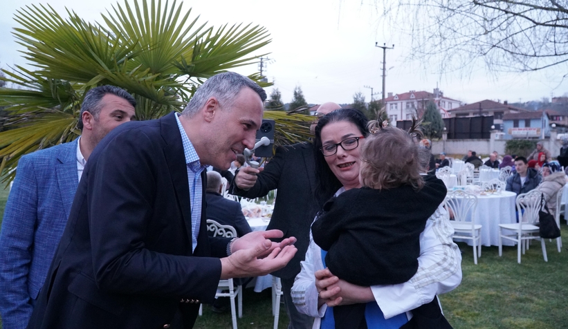 yunus-tever-vatandaslarla-iftar-sofralarinda-bir-araya-geldic3ner3fzzv