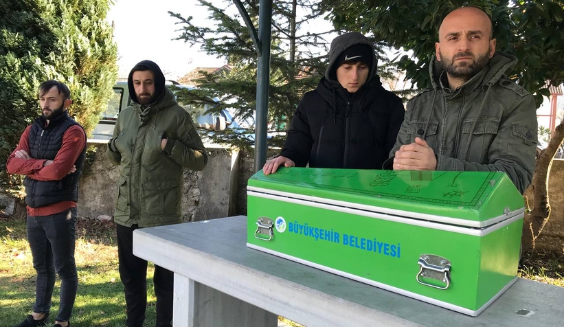 Yürek yakan acı; Oğlunun kefenini çözüp son kez sevdi