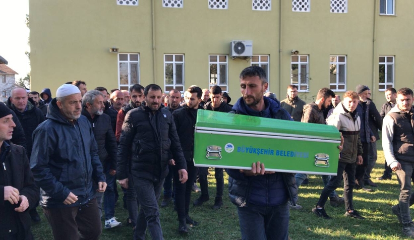 Yürek yakan acı; Oğlunun kefenini çözüp son kez sevdi