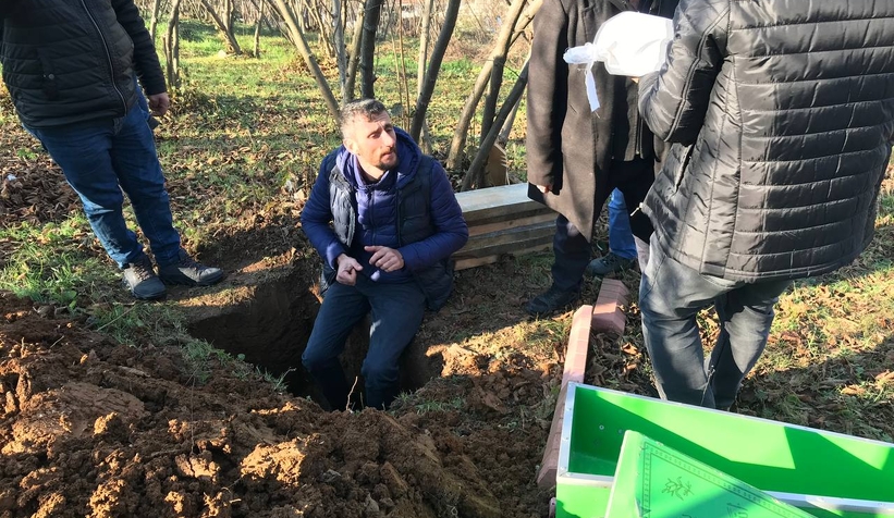 Yürek yakan acı; Oğlunun kefenini çözüp son kez sevdi