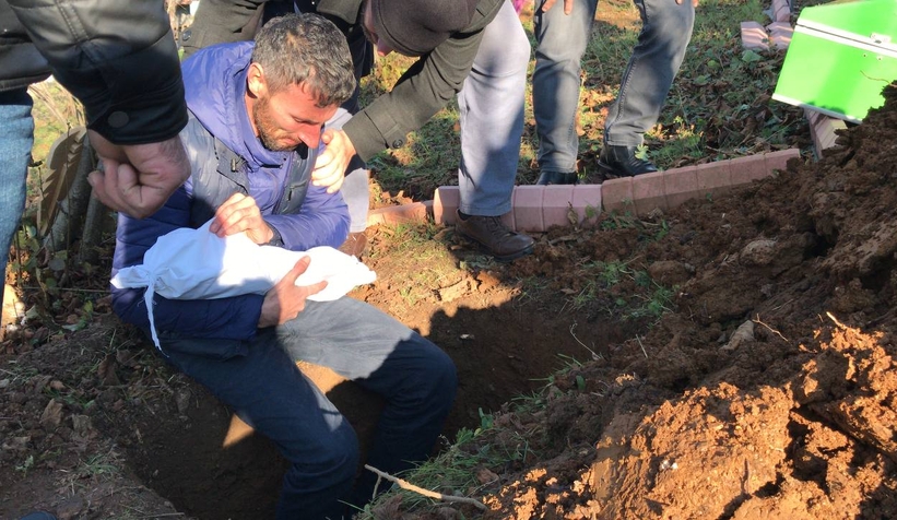 Yürek yakan acı; Oğlunun kefenini çözüp son kez sevdi