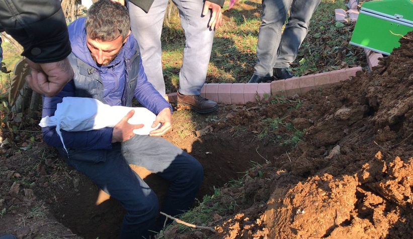 Yürek yakan acı; Oğlunun kefenini çözüp son kez sevdi