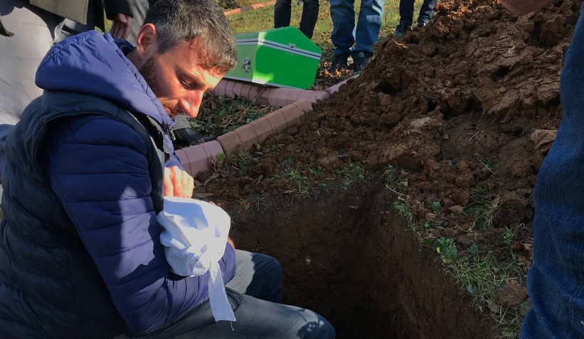 Yürek yakan acı; Oğlunun kefenini çözüp son kez sevdi