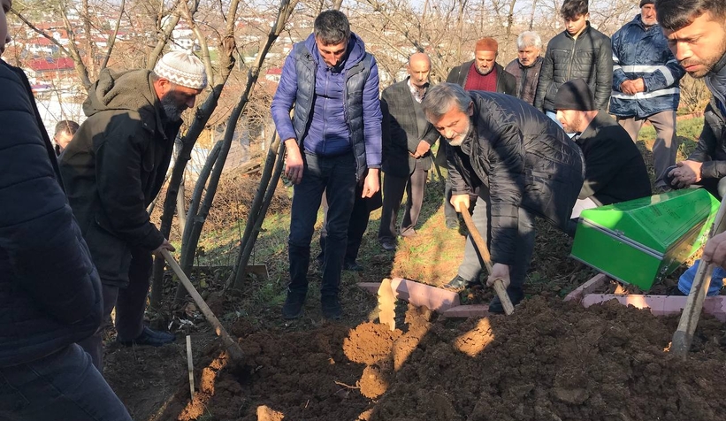 Yürek yakan acı; Oğlunun kefenini çözüp son kez sevdi