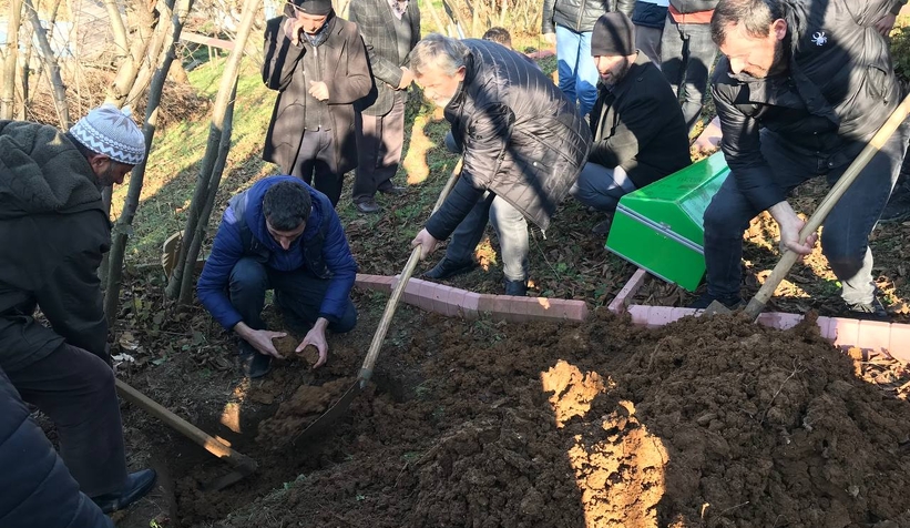Yürek yakan acı; Oğlunun kefenini çözüp son kez sevdi
