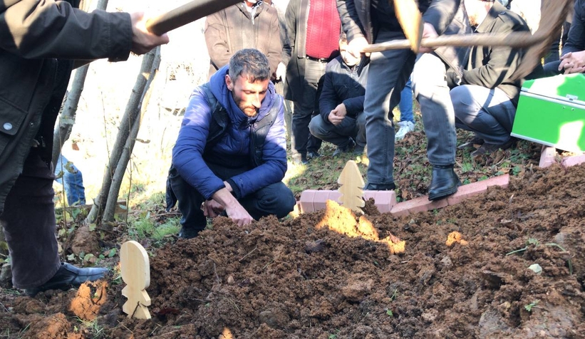 Yürek yakan acı; Oğlunun kefenini çözüp son kez sevdi