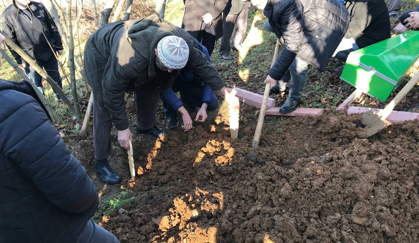 Yürek yakan acı; Oğlunun kefenini çözüp son kez sevdi