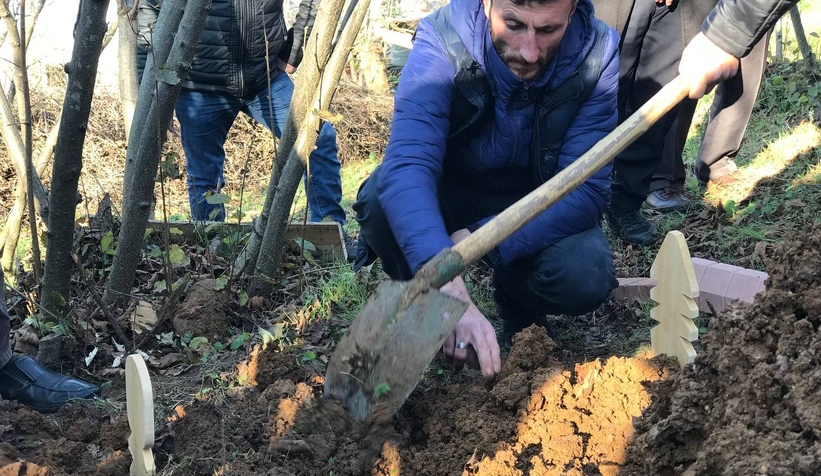 Yürek yakan acı; Oğlunun kefenini çözüp son kez sevdi