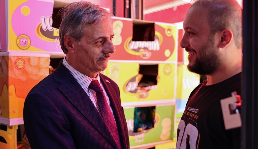 Yusuf Alemdar vatandaşlarla kucaklaşıyor