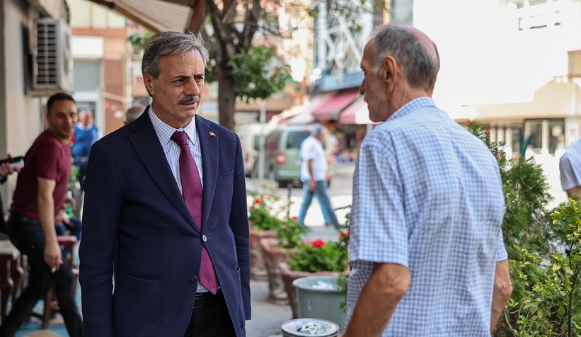 Yusuf Alemdar vatandaşlarla kucaklaşıyor