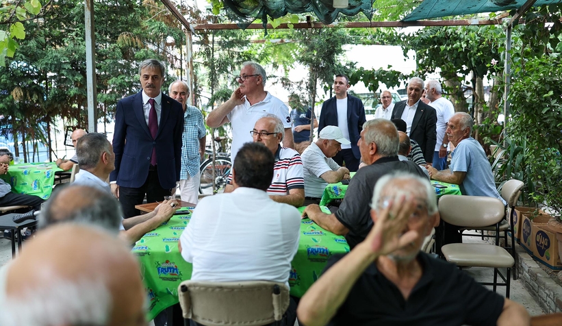 Yusuf Alemdar vatandaşlarla kucaklaşıyor