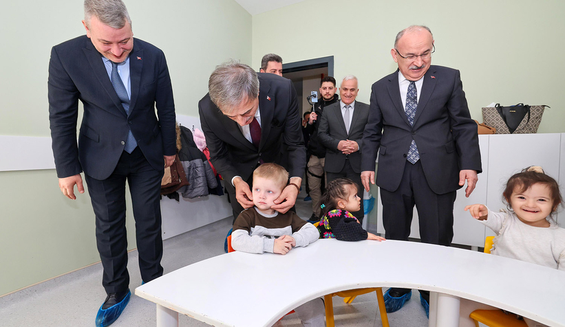 Yusuf Alemdar ve minikler arasında renkli görüntüler