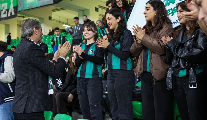 Yusuf Alemdar’dan gençlerle tribünden paylaşım