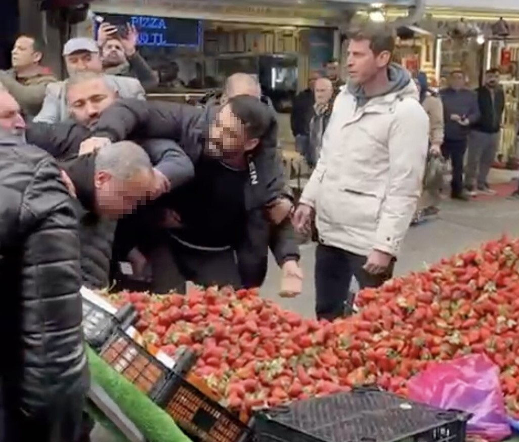 Zabıtaya tekme tokat böyle saldırdı