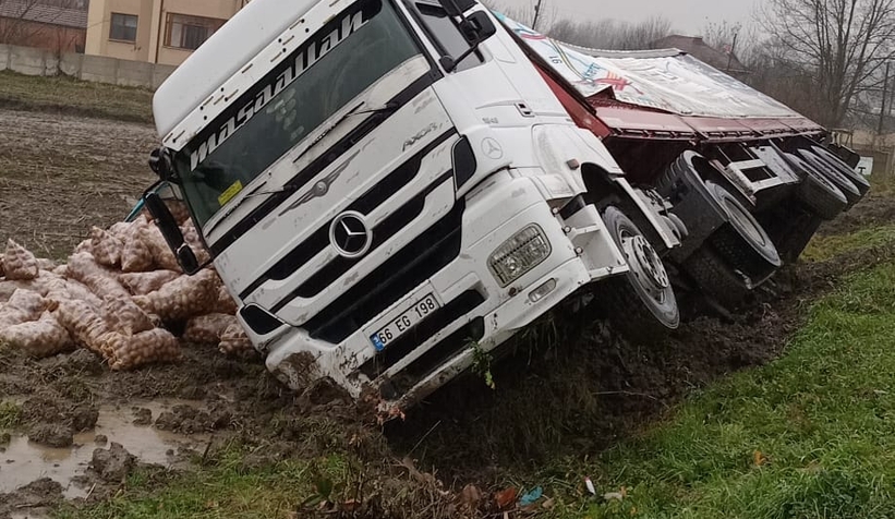 Zincir markete patates taşıyordu, devrildi