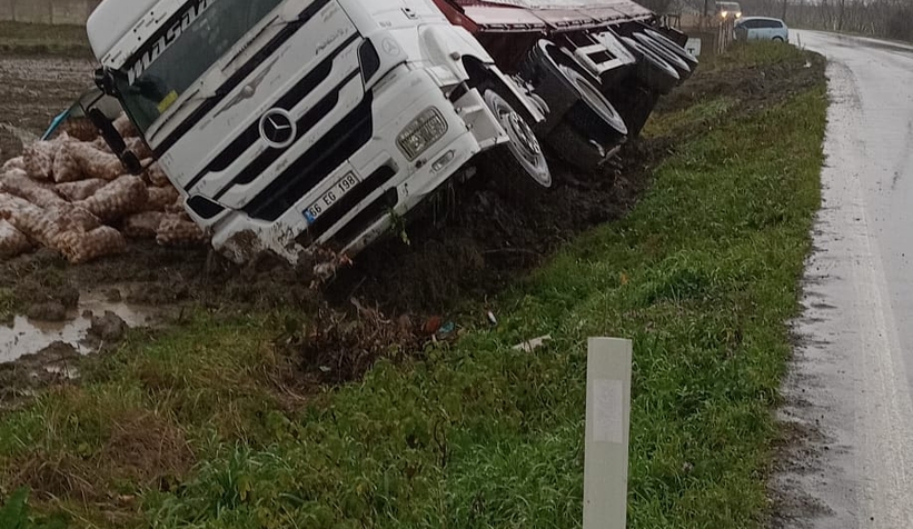 Zincir markete patates taşıyordu, devrildi