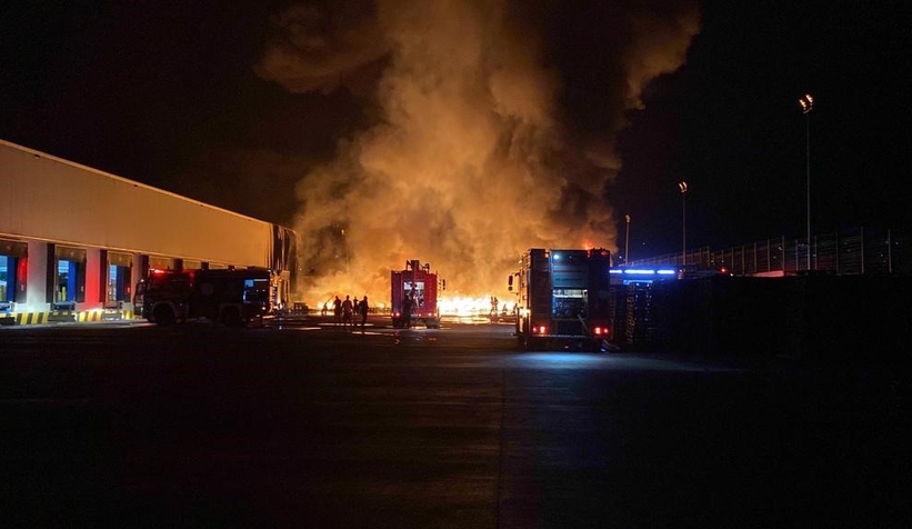 Zincir marketin deposu alev alev yandı