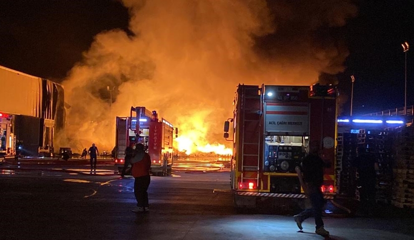 Zincir marketin deposu alev alev yandı