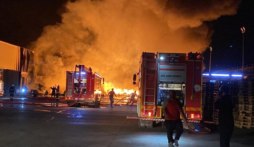Zincir marketin deposu alev alev yandı