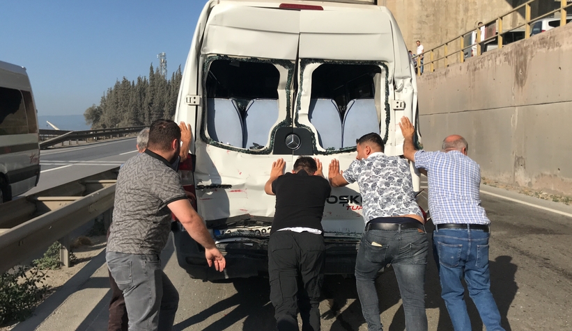 Zincirleme kazada servisteki 4 işçi yaralandı