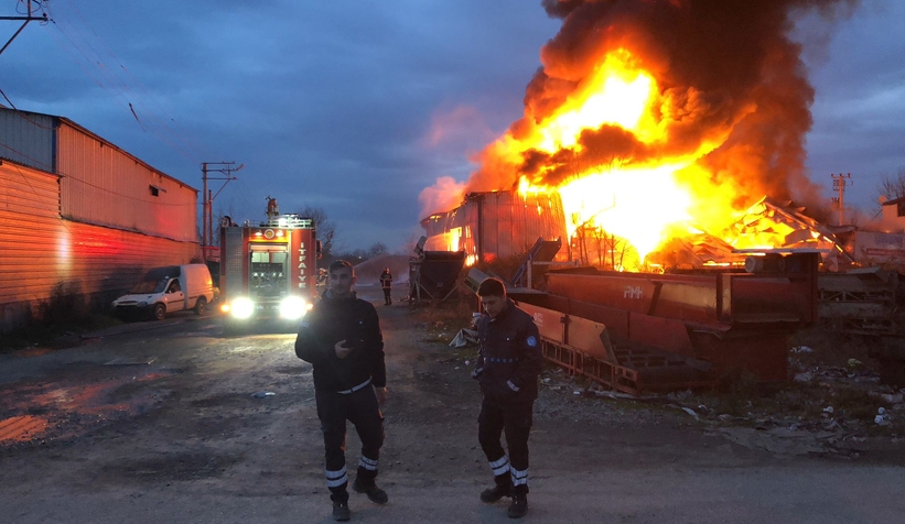 Zirai aletlerde yangın; Alevlere teslim oldu