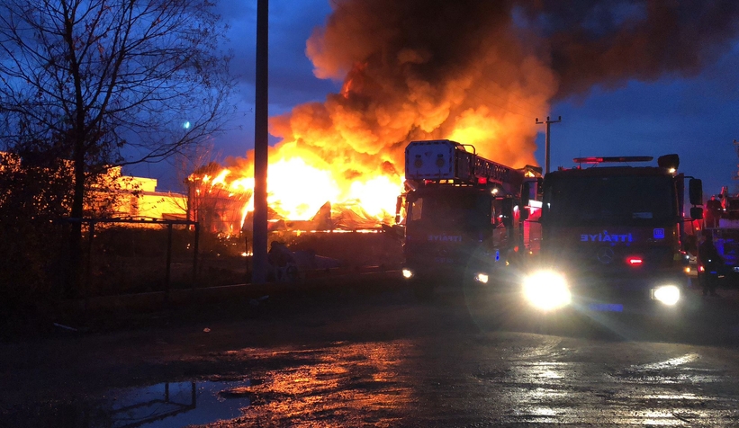 Zirai aletlerde yangın; Alevlere teslim oldu