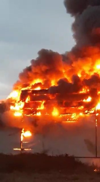 Zirai aletlerde yangın; Alevlere teslim oldu