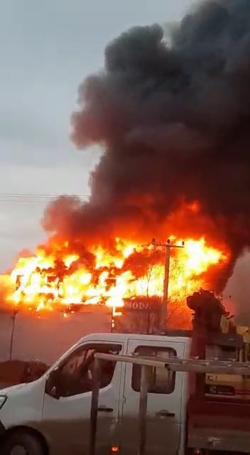 Zirai aletlerde yangın; Alevlere teslim oldu