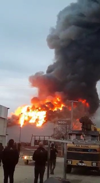 Zirai aletlerde yangın; Alevlere teslim oldu