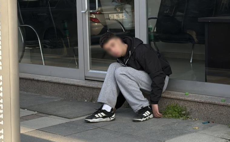 Zombi gibi kendinden geçti