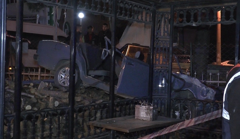 Gaz pedalı takılan otomobil çay bahçesine uçtu: 3 yaralı