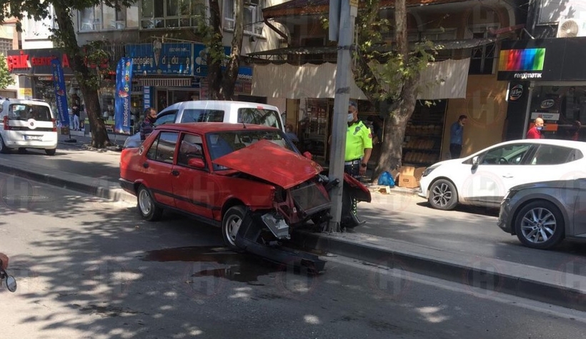 Gaz pedalı takıldı, direğe gömdü!