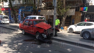 Gaz pedalı takıldı, direğe gömdü!