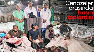 Gazze'de İsrail'in hastane saldırısının ardından, cenazelerin arasında basın toplantısı düzenlendi