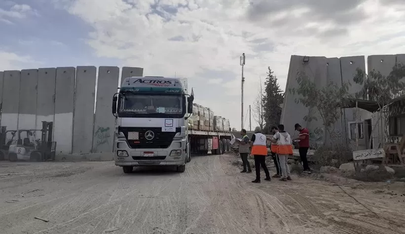 Gazze Şeridi'ne yakıt ve insani yardım girişi başladı