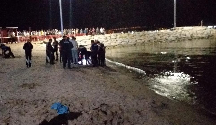 Gece denize giren genç hayatını kaybetti