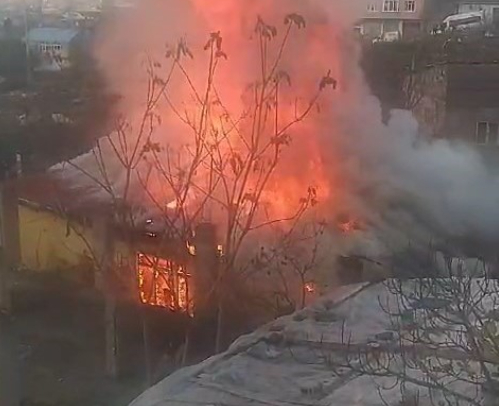 Gecekondusunu ateşe verdi