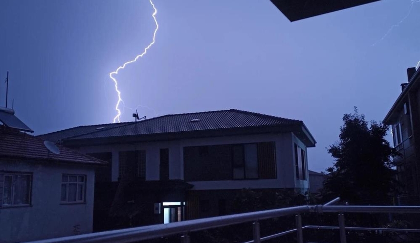 Gecenin karanlığını şimşekler aydınlattı