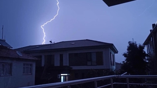 Gecenin karanlığını şimşekler aydınlattı