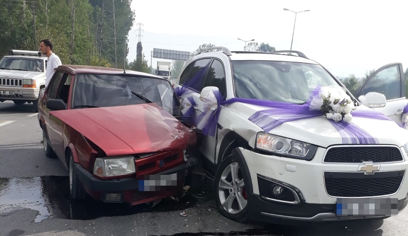 Gelin aracı kaza yaptı