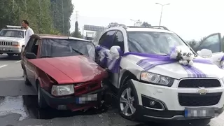 Gelin aracı kaza yaptı